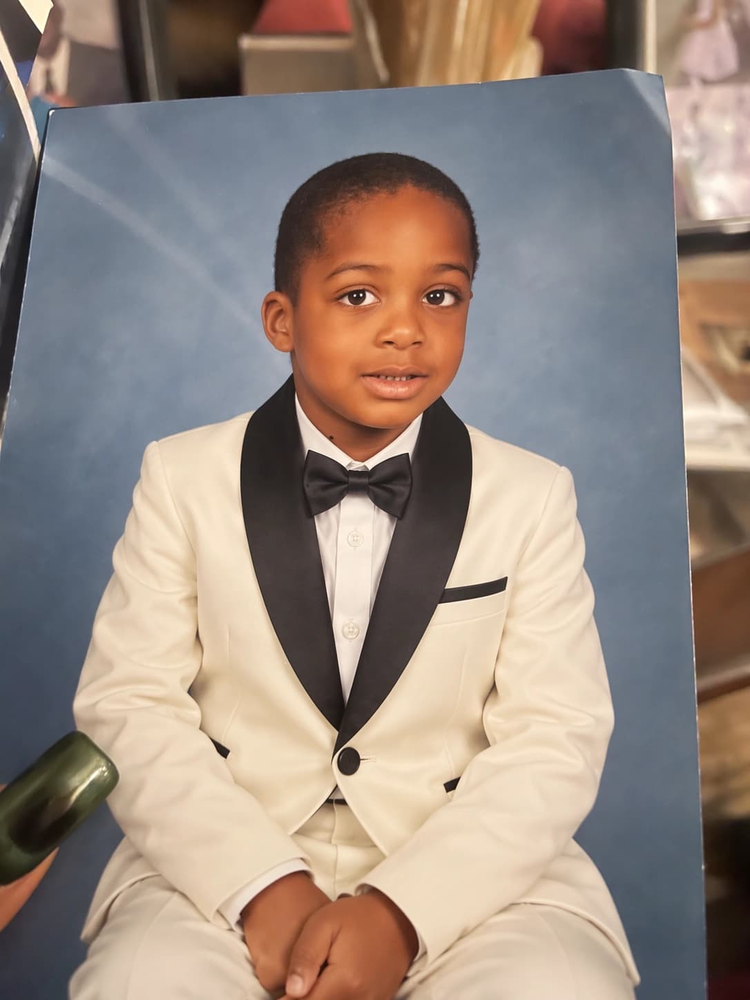 Exemple officiel OpenAI : portrait d’enfant retouché avec un smoking ivoire