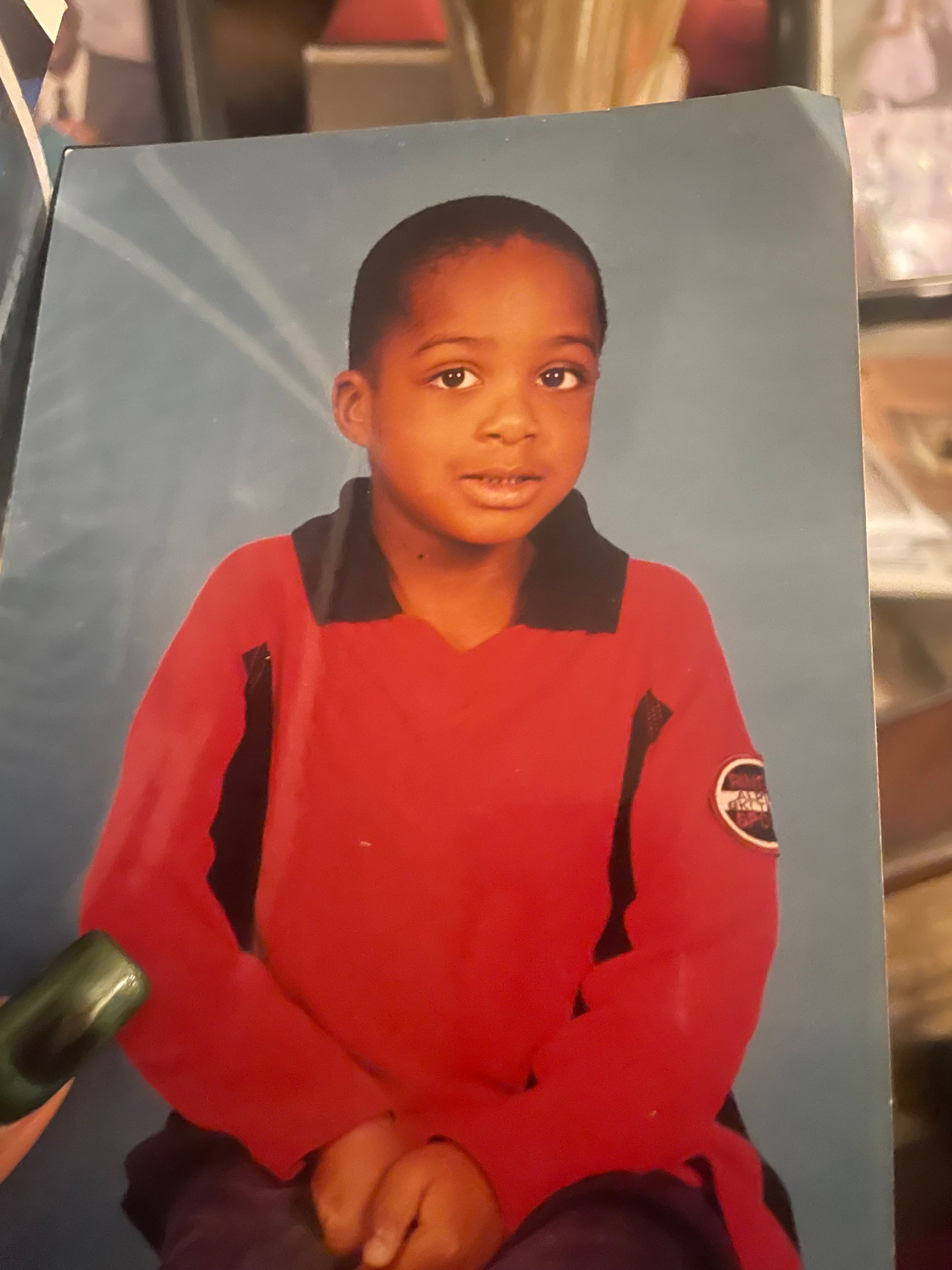 Référence OpenAI : portrait studio d’un enfant en rouge sur fond bleu